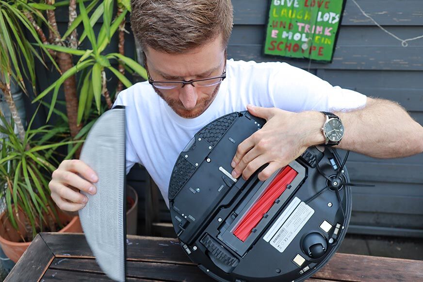 Нижняя часть Roborock S7 видна крупным планом.